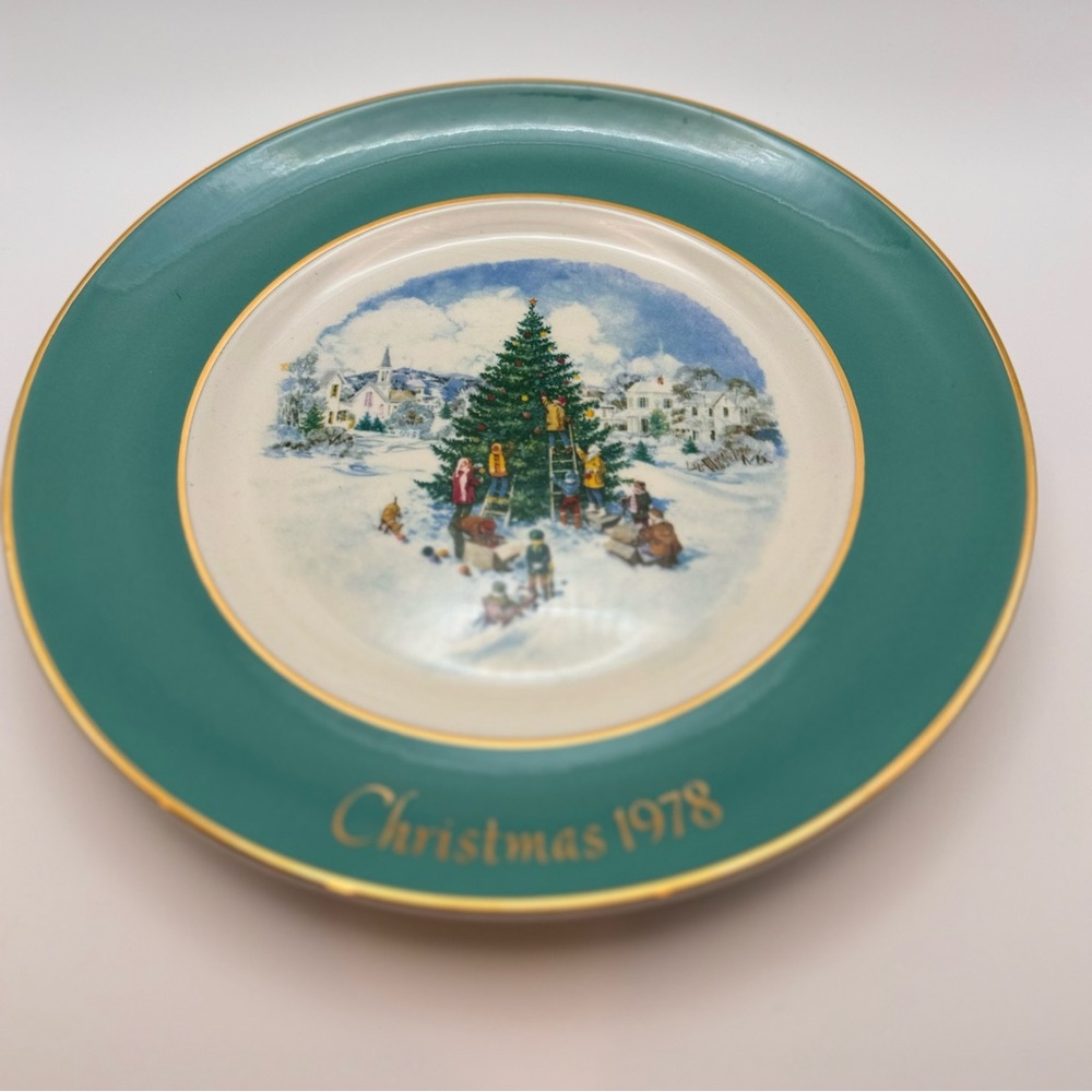 Avon Christmas 1978 Decorative Plate - Green and Gold